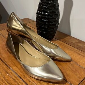 Ann Taylor Two toned Gold Metallic Flats size 7 1/2.
